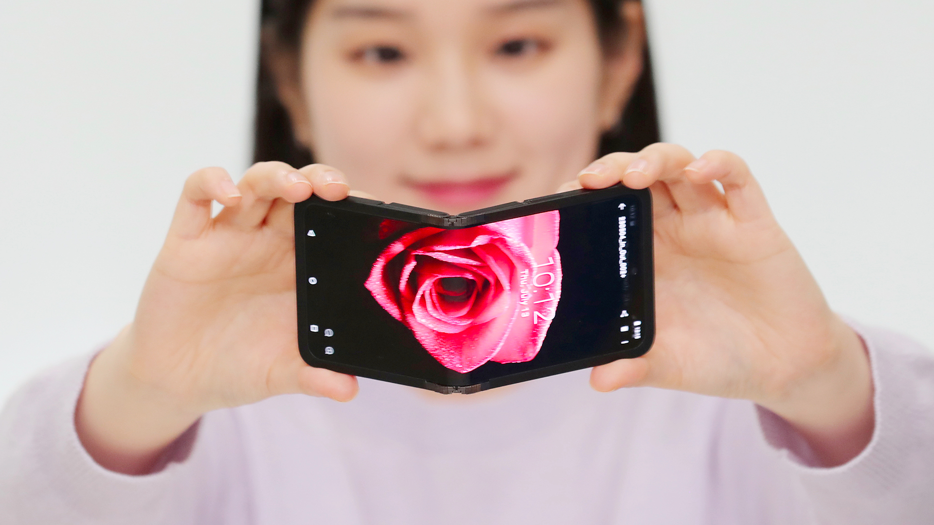 Samsung unveils OLED screen that can fold inwards and outwards